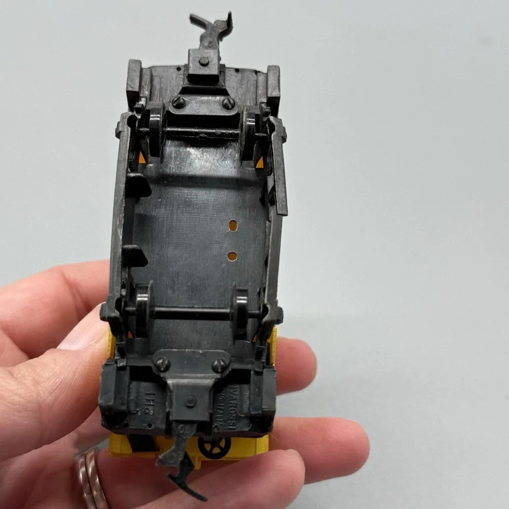 Rivarossi HO Scale Erie Railroad 04024 Yellow Caboose #1118 Vintage Train Car